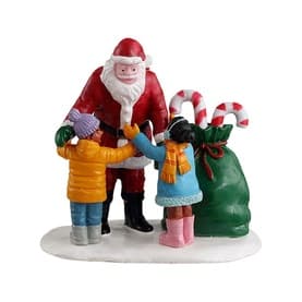 Santa Gets a Hug Figurine 7cm
