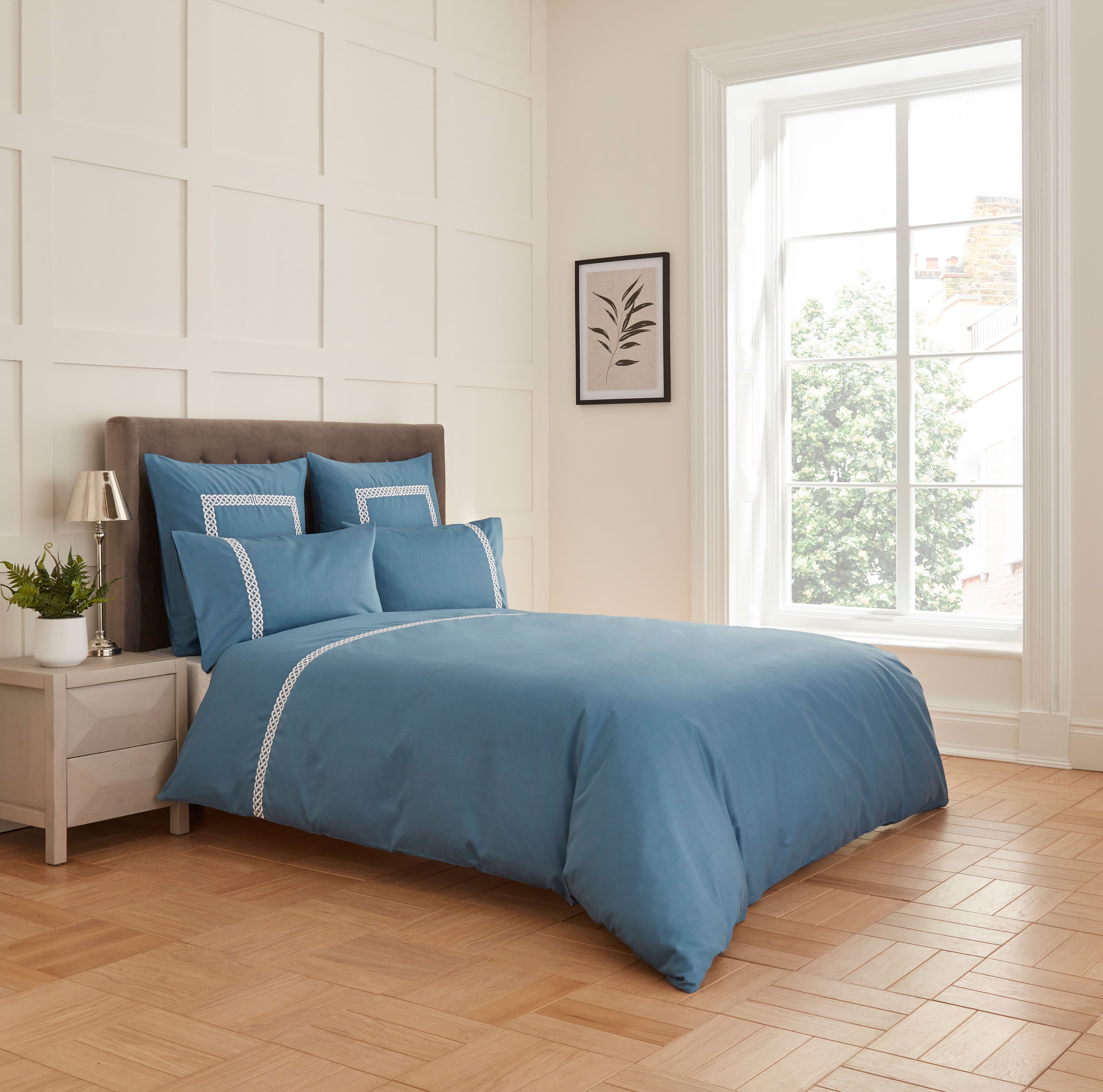 400 Thread Count Celtic Knot Bedding White on Midnight Teal